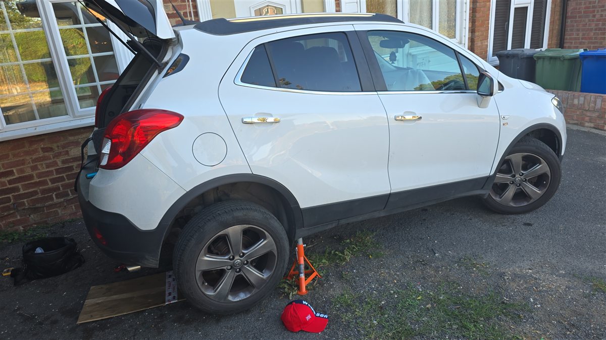 Vehicle safely supported during mobile repair work